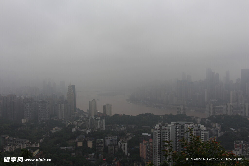 雾中都市景观