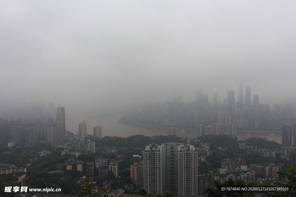 雾中都市景观