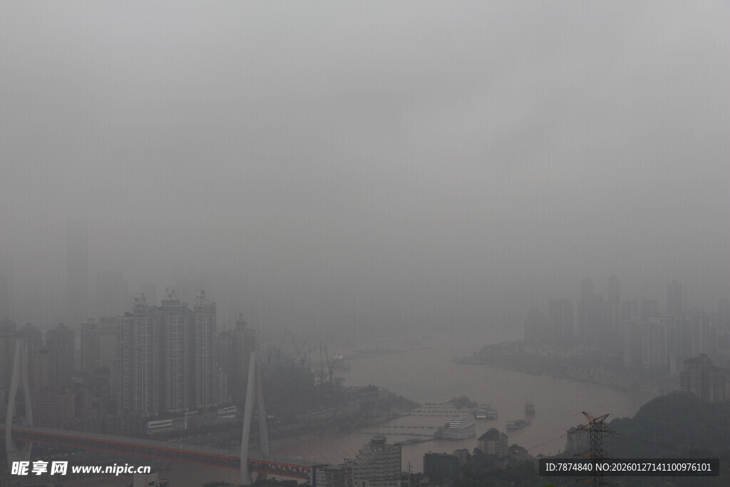 雾中城市江景