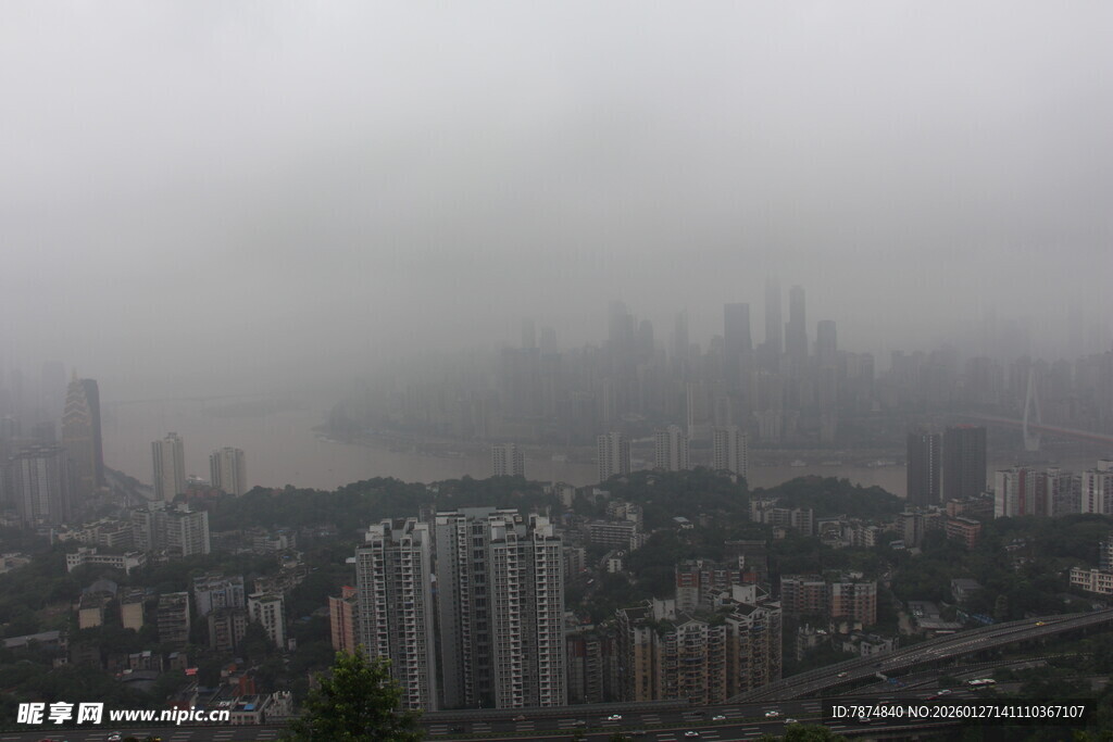 雾中都市景观