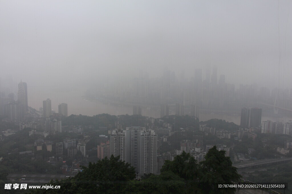 雾中城市景观