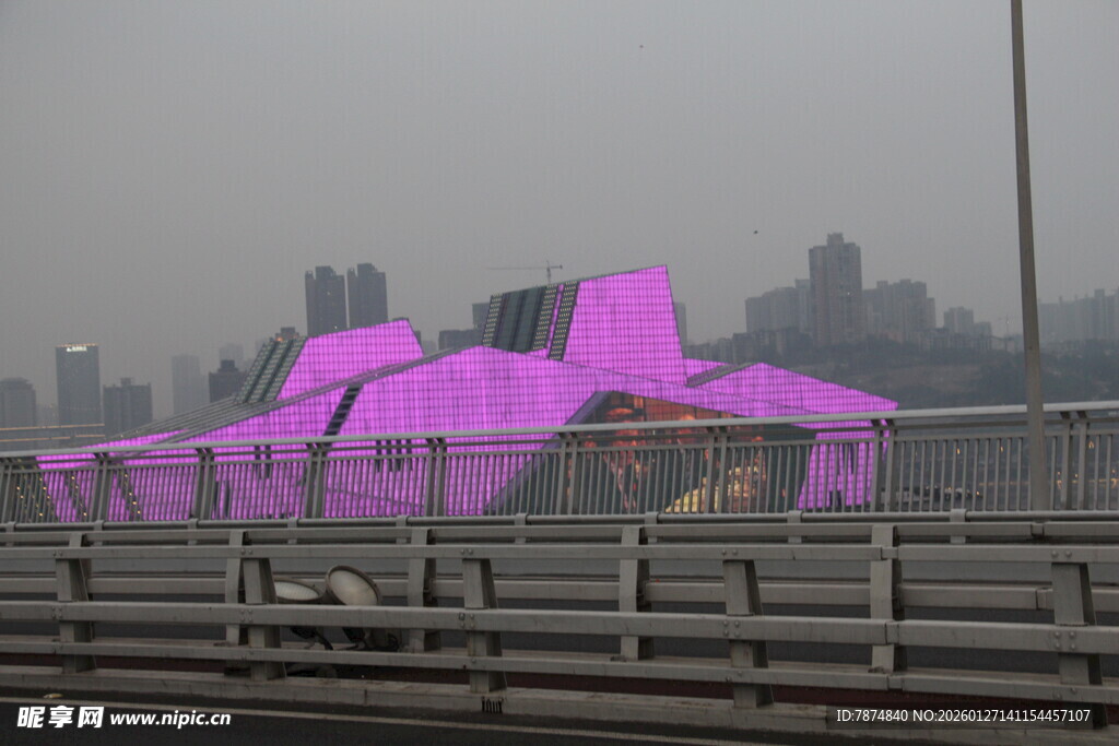 桥上紫色飘带装饰景观