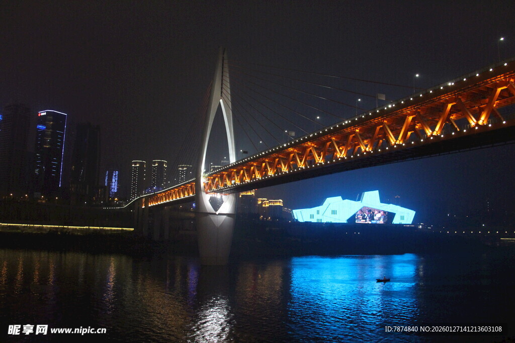 城市夜景中的桥梁与游船