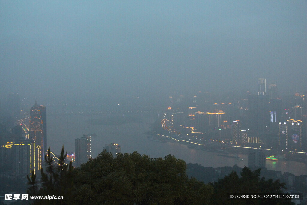 雾中城市夜景俯瞰