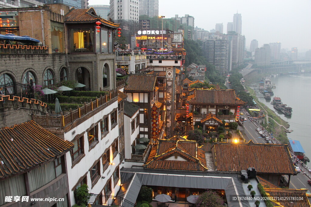 江边错落有致的特色建筑群