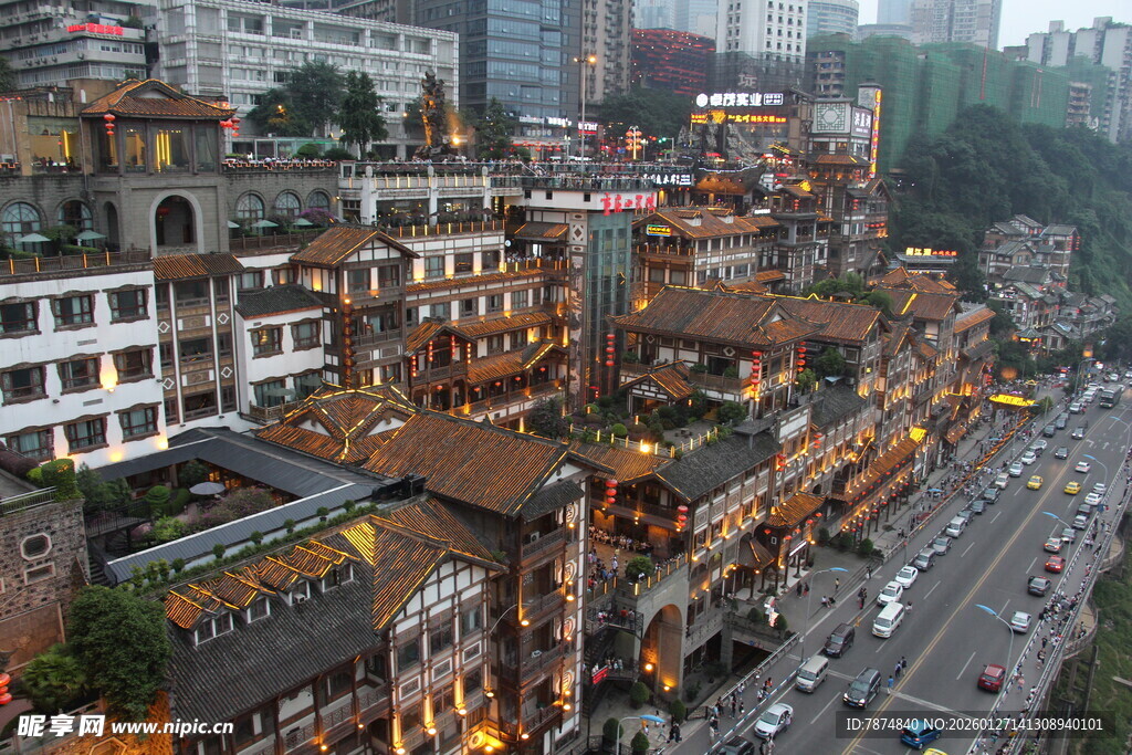 山城街巷与车流景观