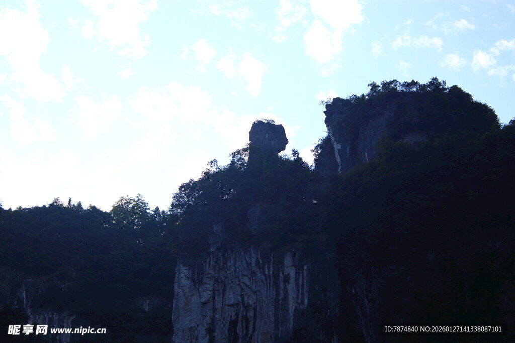 峻峭山峰剪影