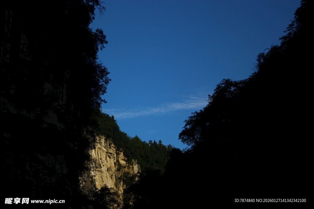峡谷蓝天景色
