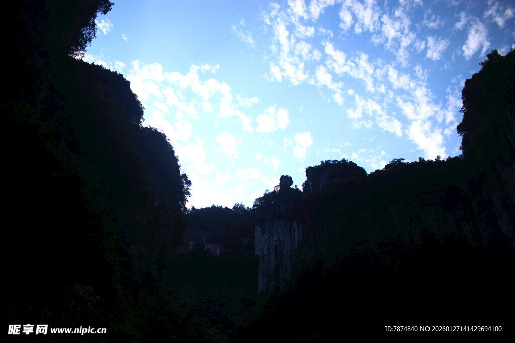 山间蓝天剪影