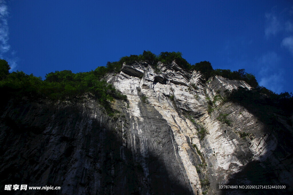 陡峭山壁景色