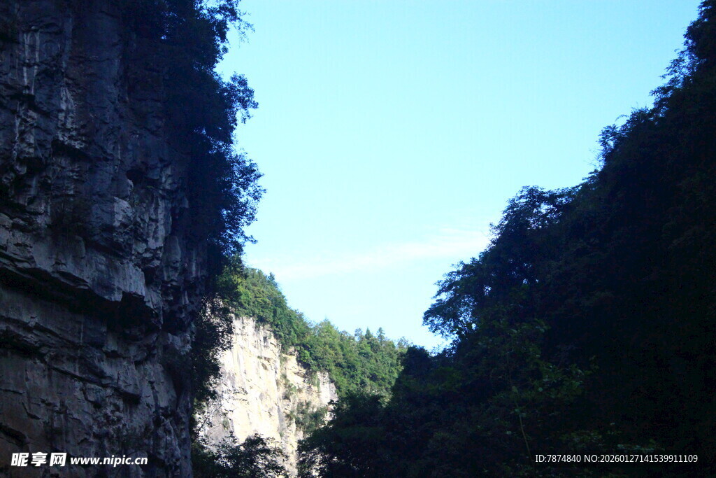 峡谷风光 峭壁绿树蓝天