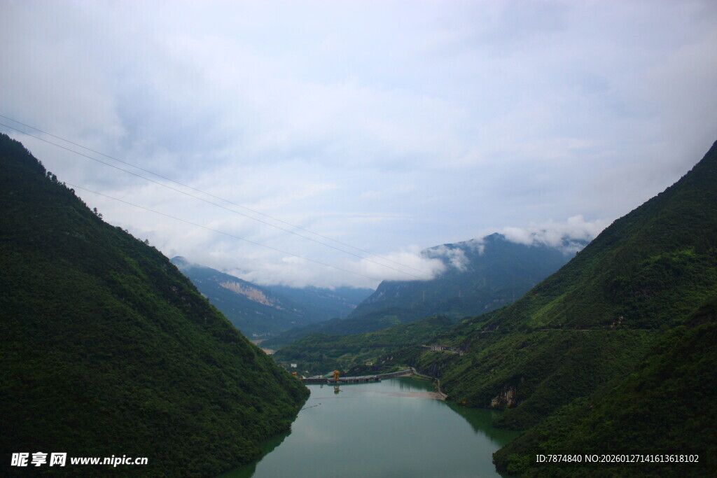 山间湖泊美景