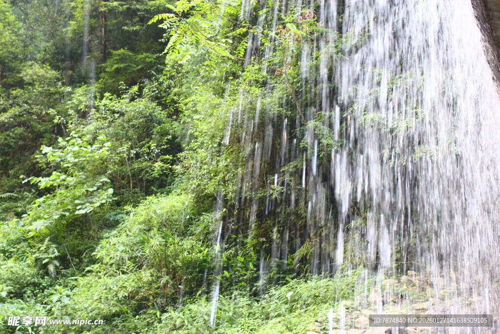 山间瀑布 绿意环绕之景