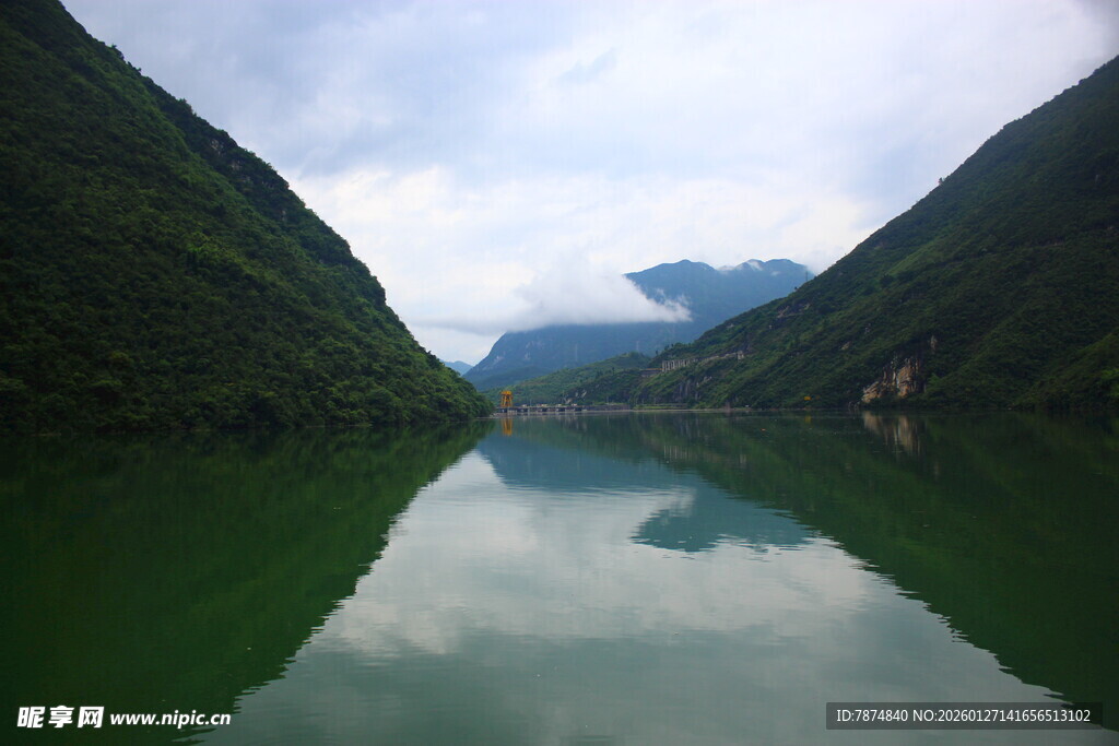 青山绿水间的静谧湖景