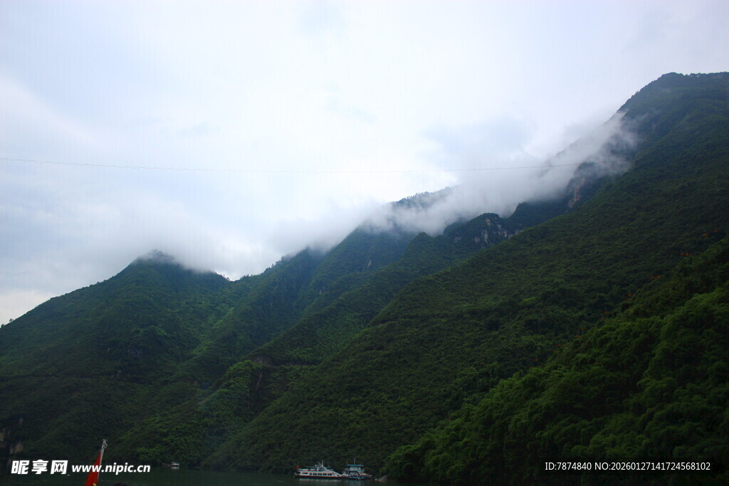 云雾缭绕的翠绿山峦