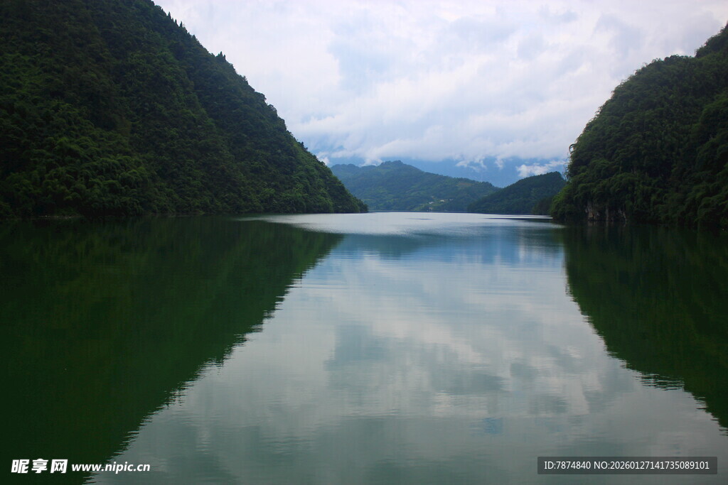 青山绿水间的静谧湖泊