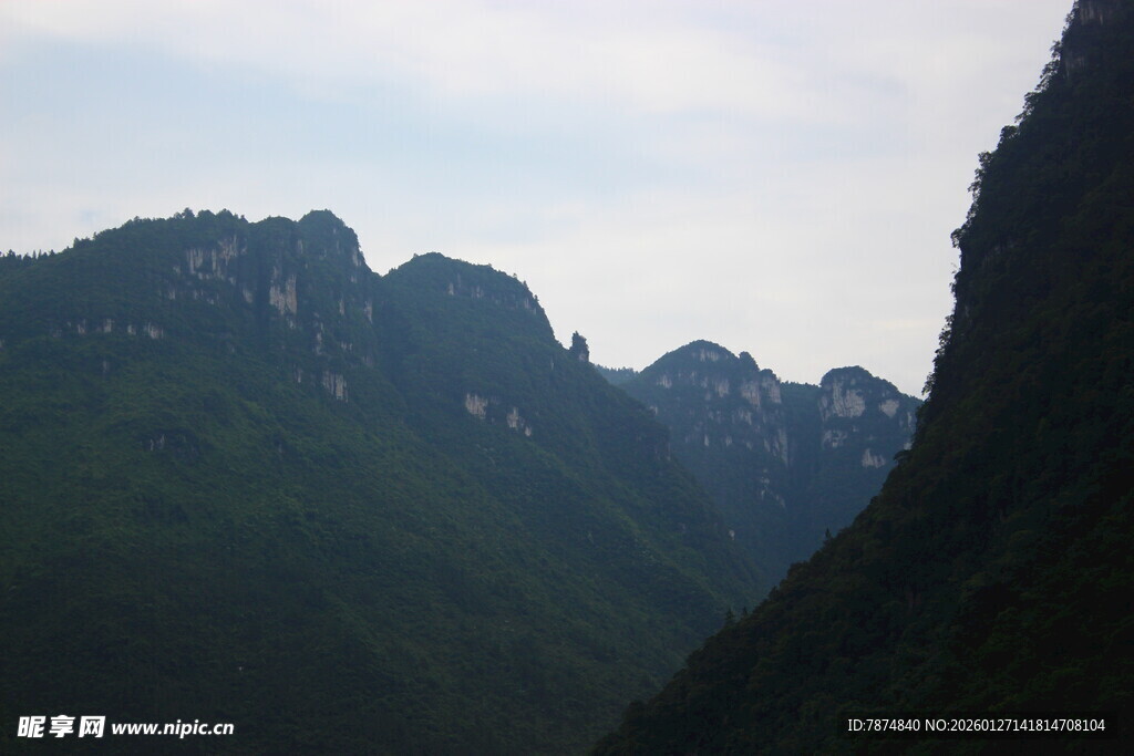 山峦叠翠的自然美景