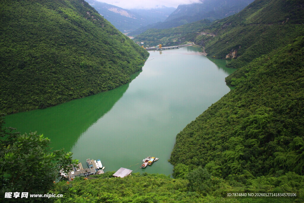 青山环抱的碧绿河谷美景
