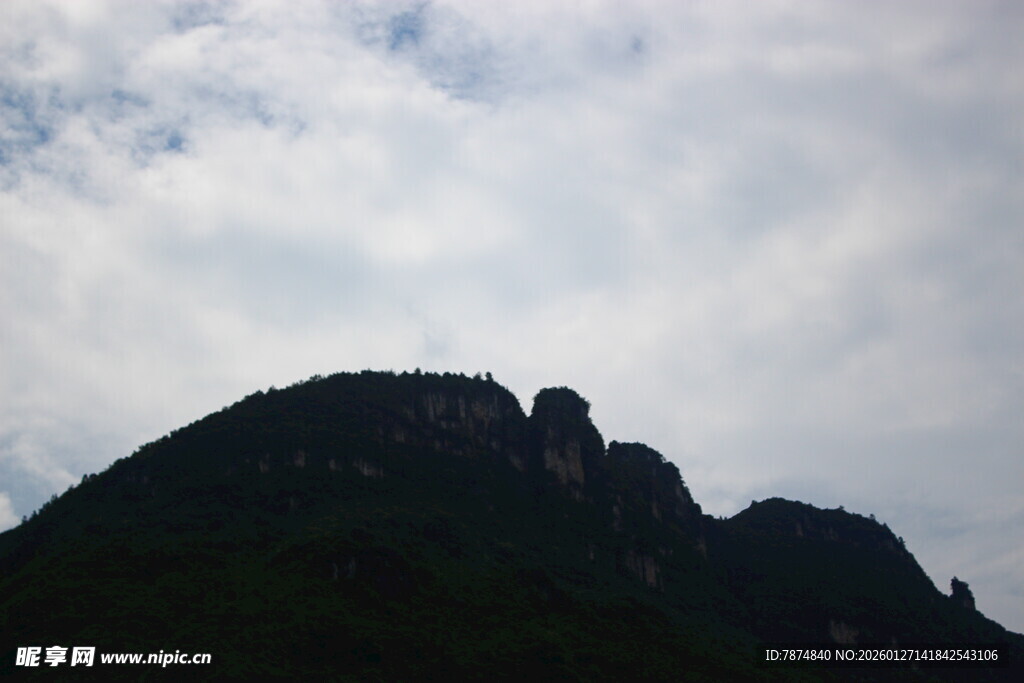 云雾缭绕的巍峨山峰