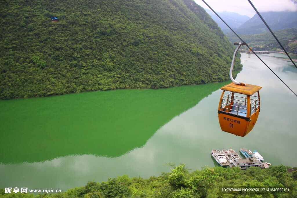 缆车穿梭于青山绿水间