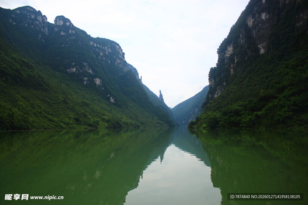 青山绿水间的静谧河谷