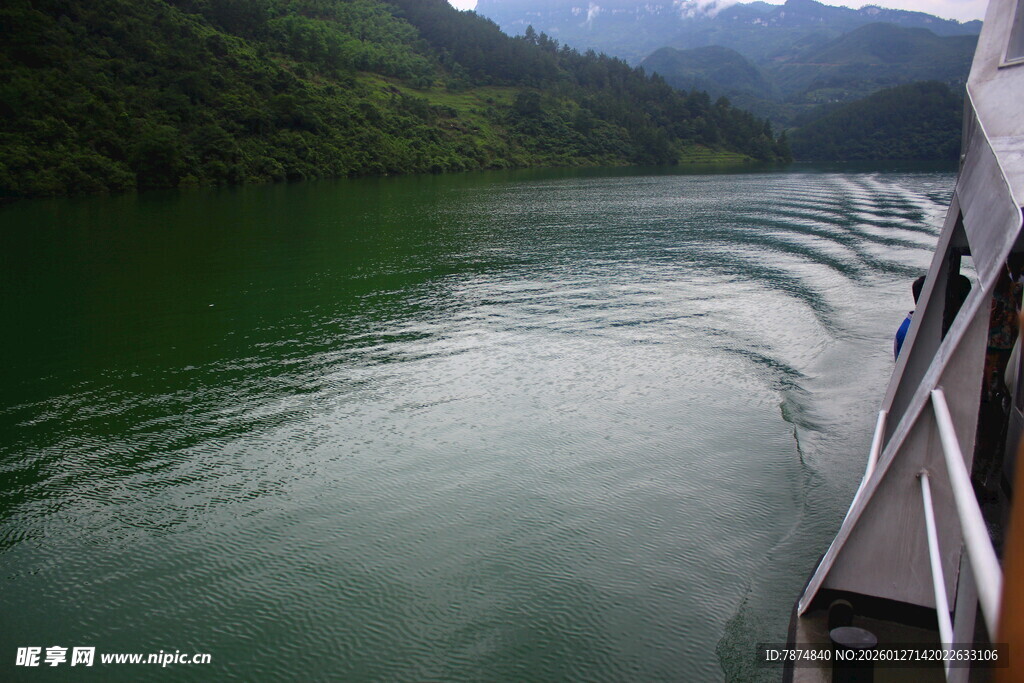 乘船赏青山绿水美景