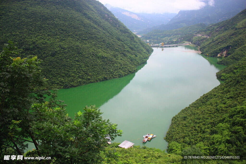 青山环抱的碧绿湖泊