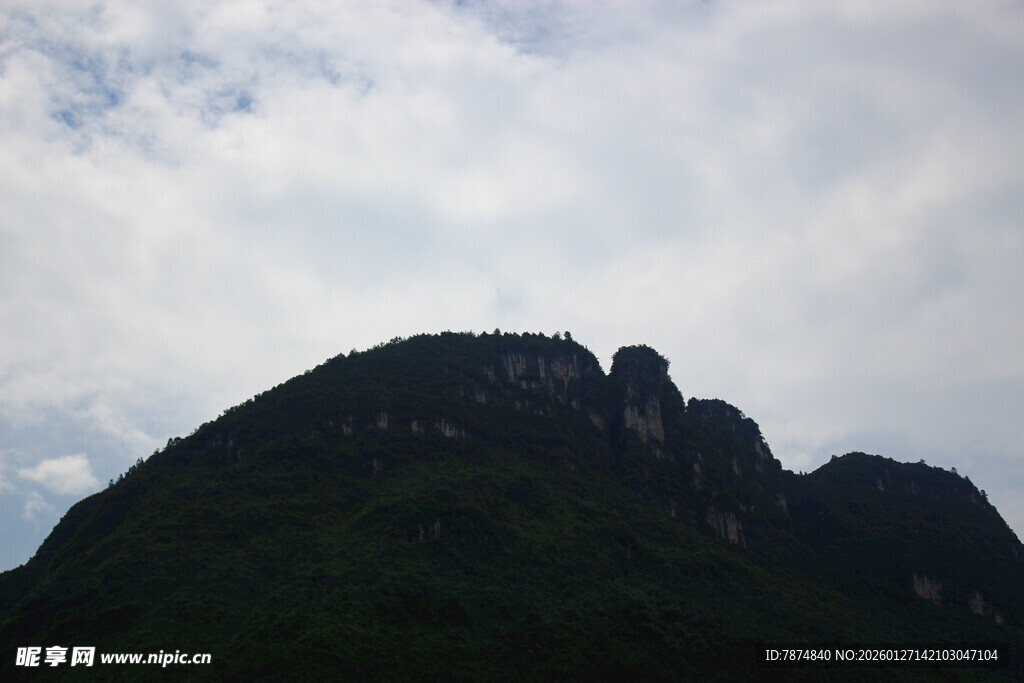 巍峨山峰映于天际