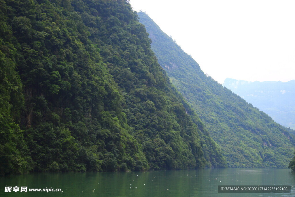 青山绿水间的宁静湖景