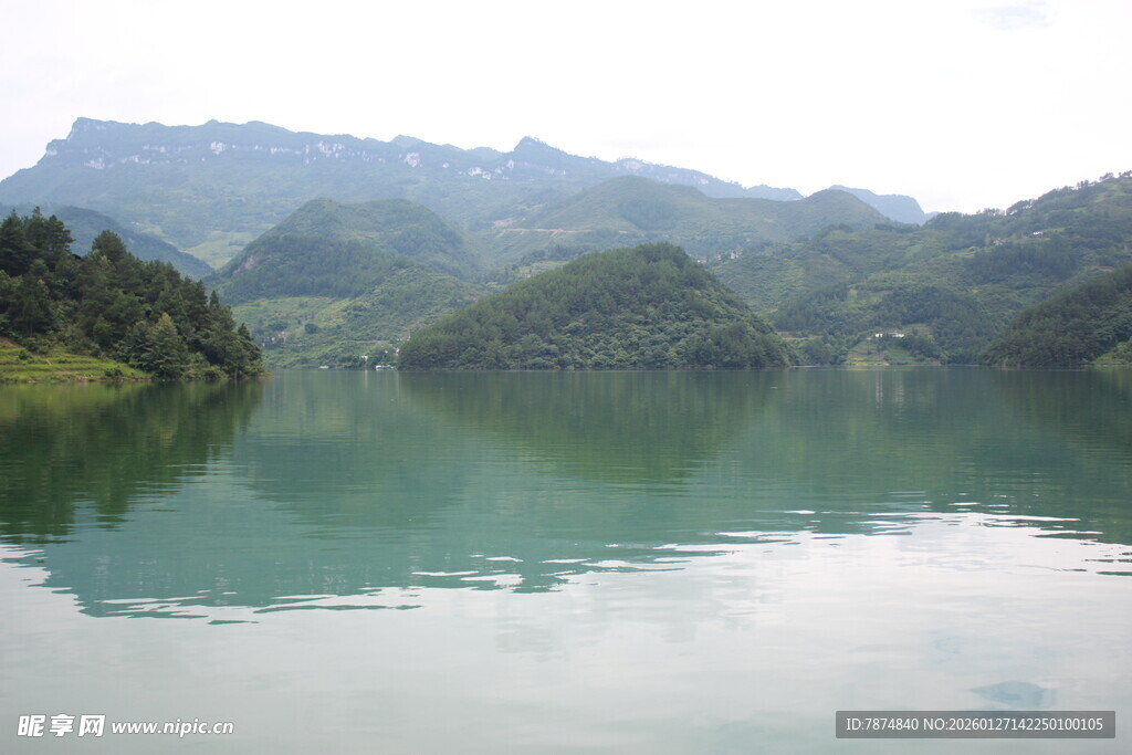 青山绿水间的宁静湖泊