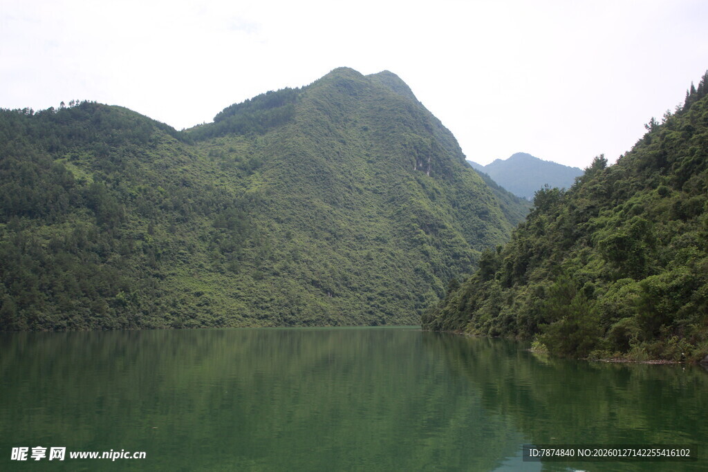 青山绿水间的静谧湖泊