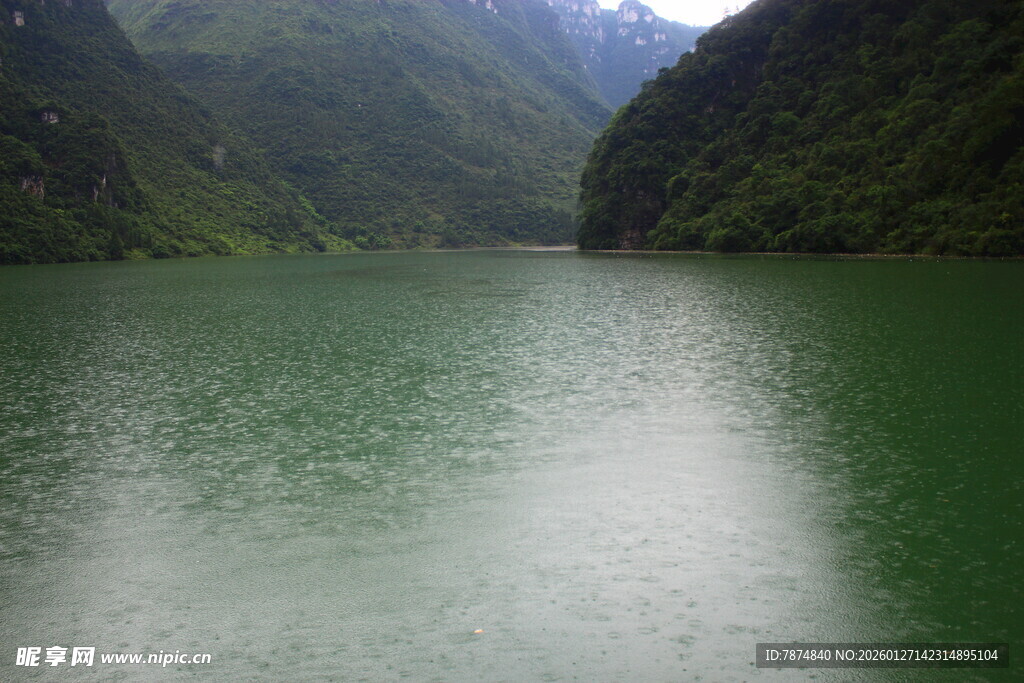 青山环抱的碧绿湖水