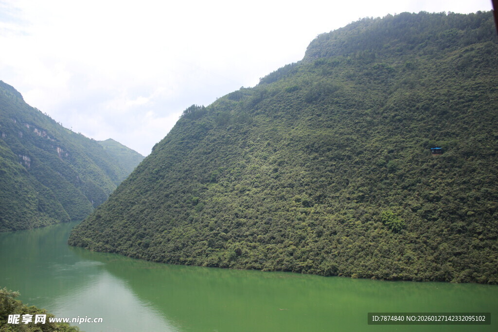 青山绿水间的秀丽河谷