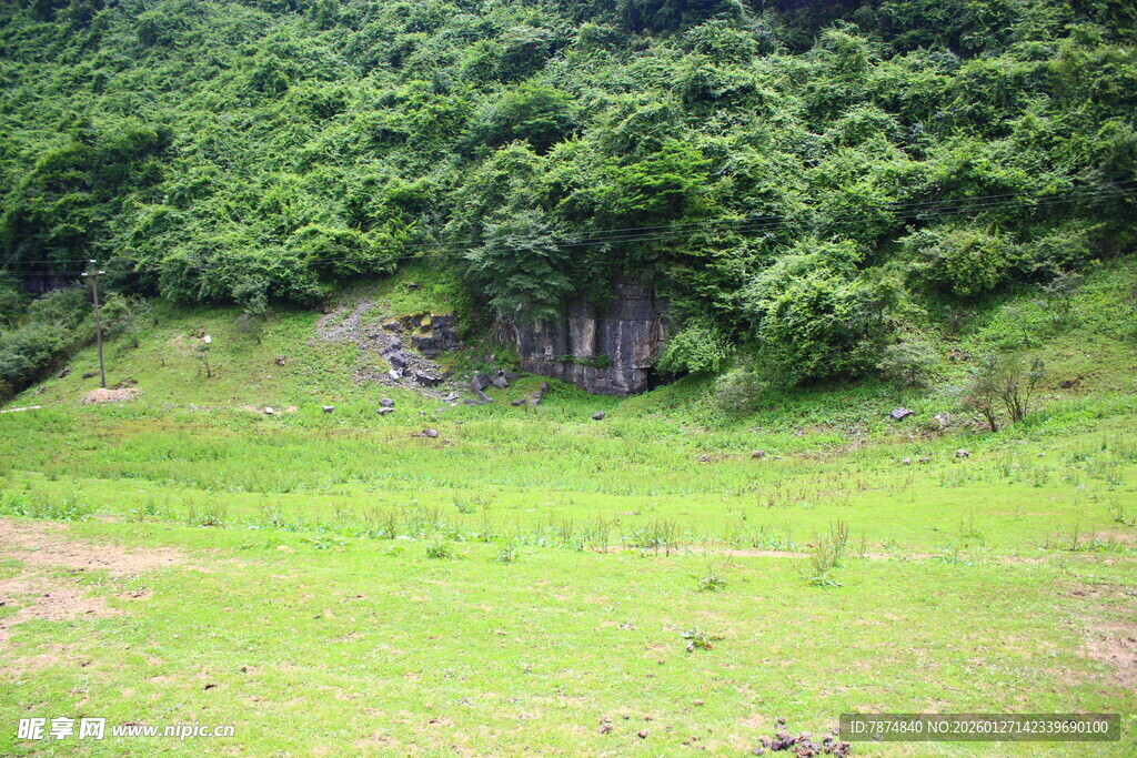 山间绿野 自然静谧之景