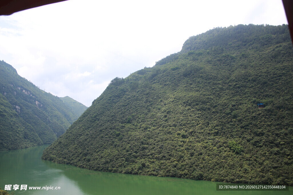 青山绿水间的秀丽河谷
