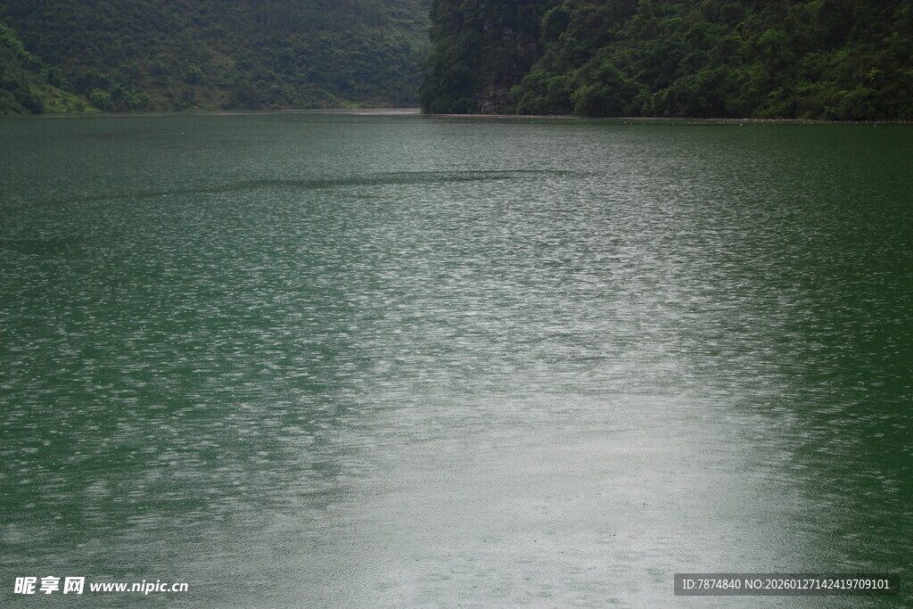 碧绿湖水与两岸青山