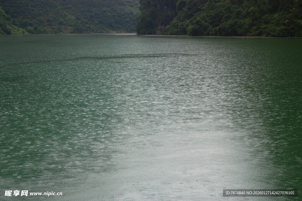 湖光山色中的宁静水面