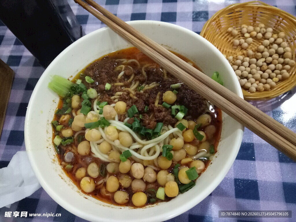 美味豌豆面 筷子相伴