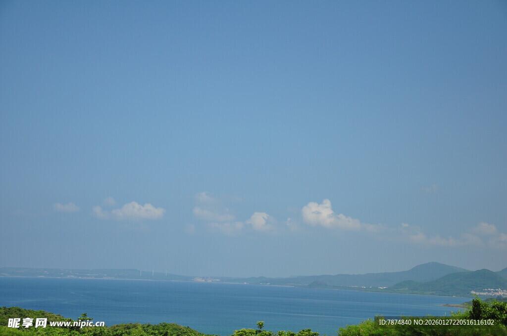 海边青山蓝天美景