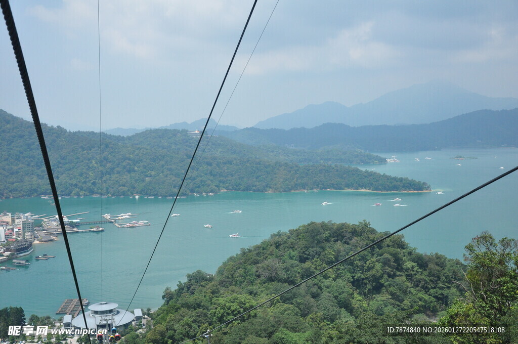 俯瞰山海间的缆车美景