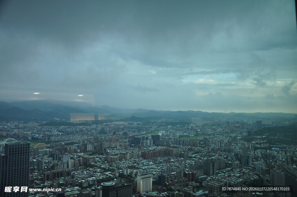 高空俯瞰阴云下的城市景观