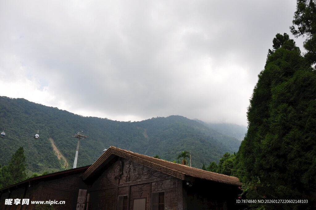 山间小屋与云雾缭绕景致