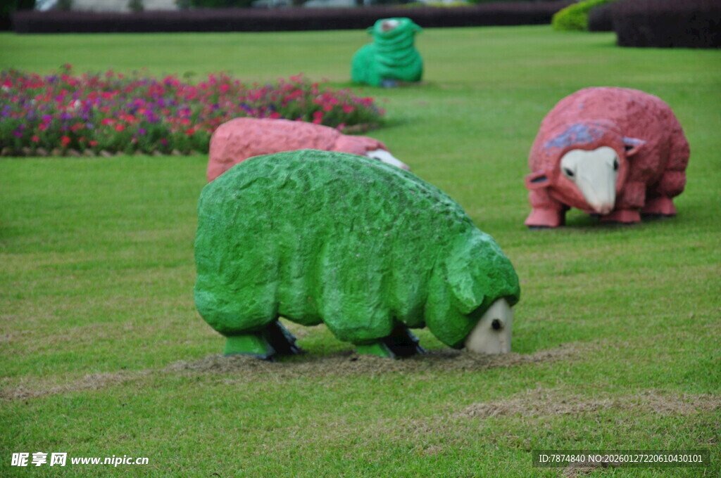 草地上的彩色绵羊雕塑