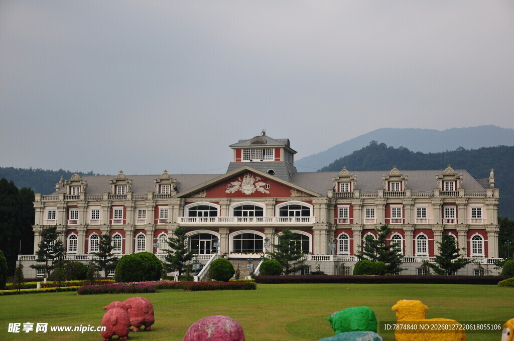 欧式风格建筑前的彩色景观