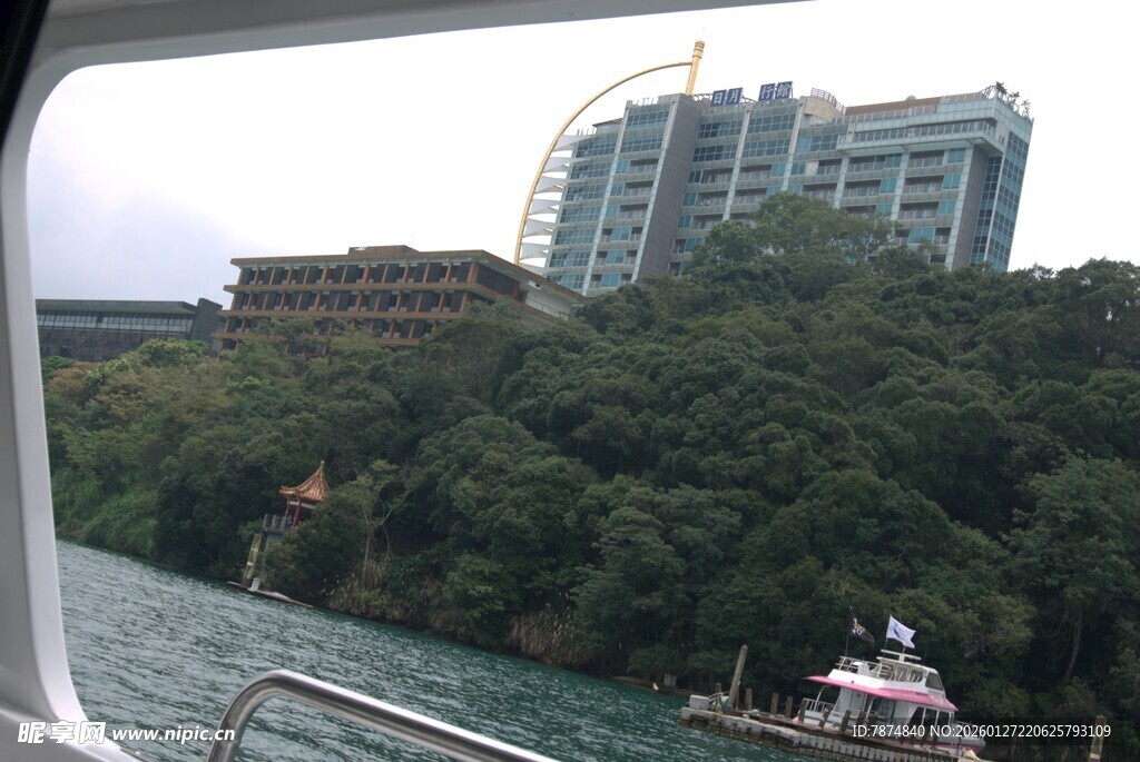 窗外河畔的建筑与绿树