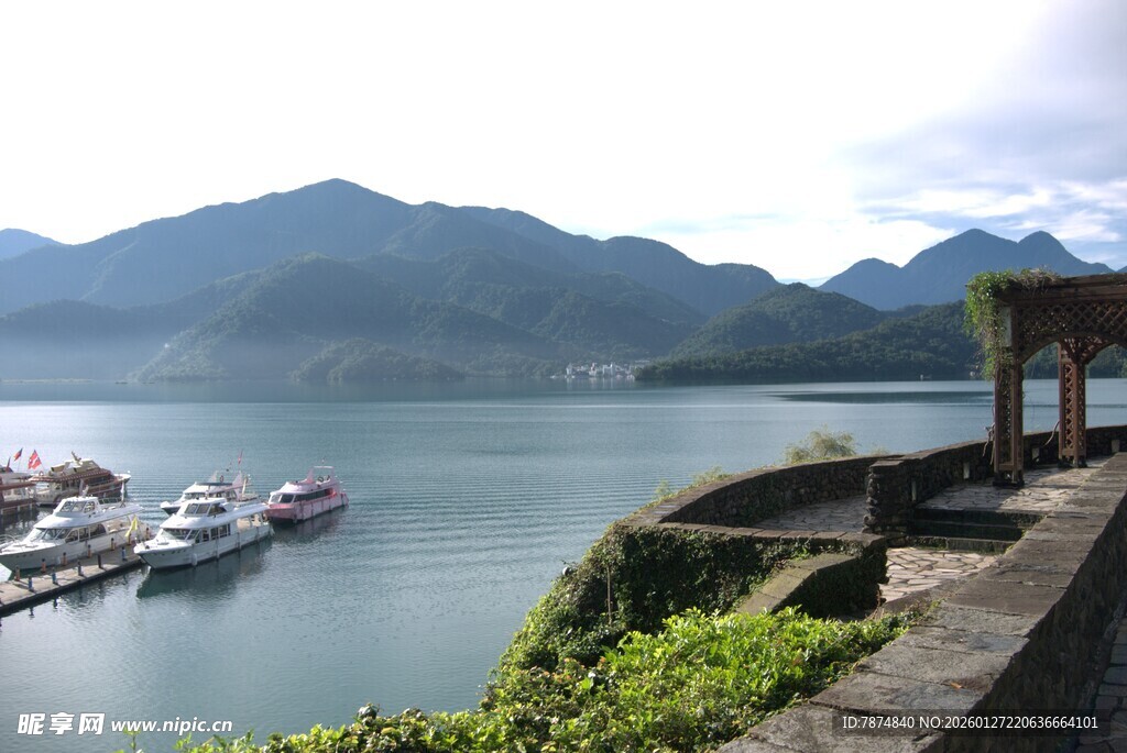 湖畔美景 船只静泊于山水间