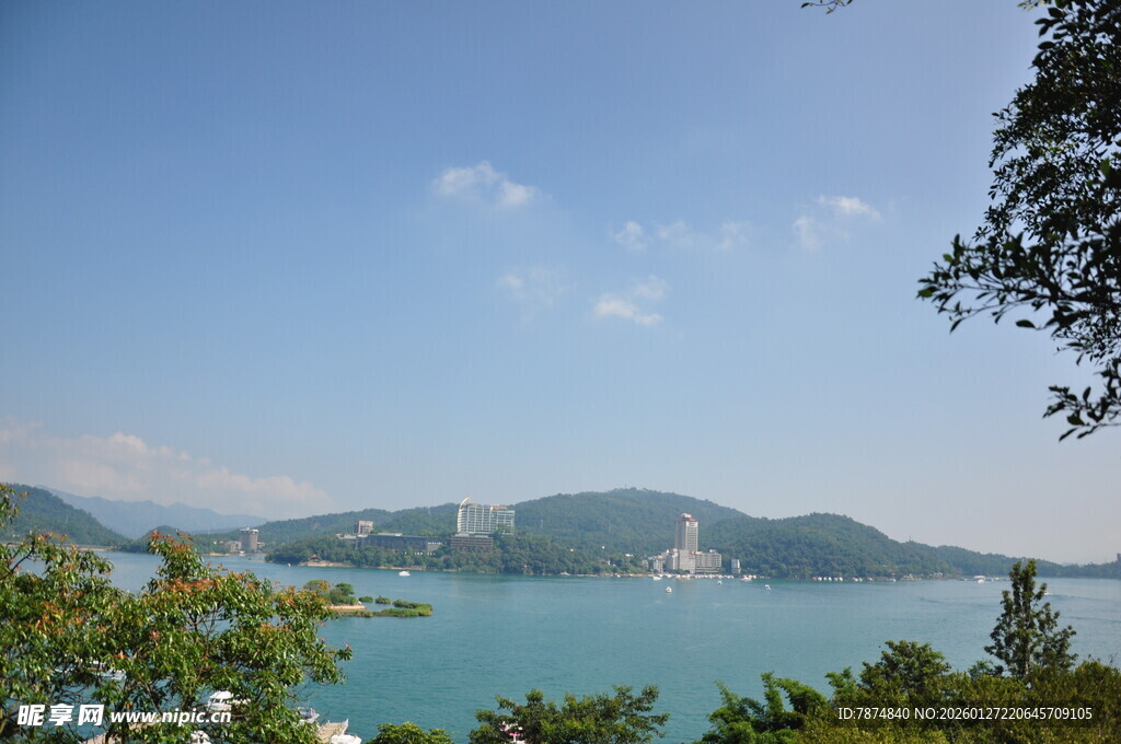湖畔青山美景