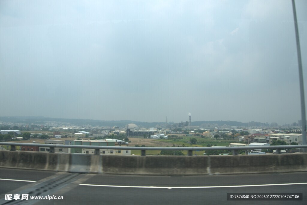 公路视角下的城市景观
