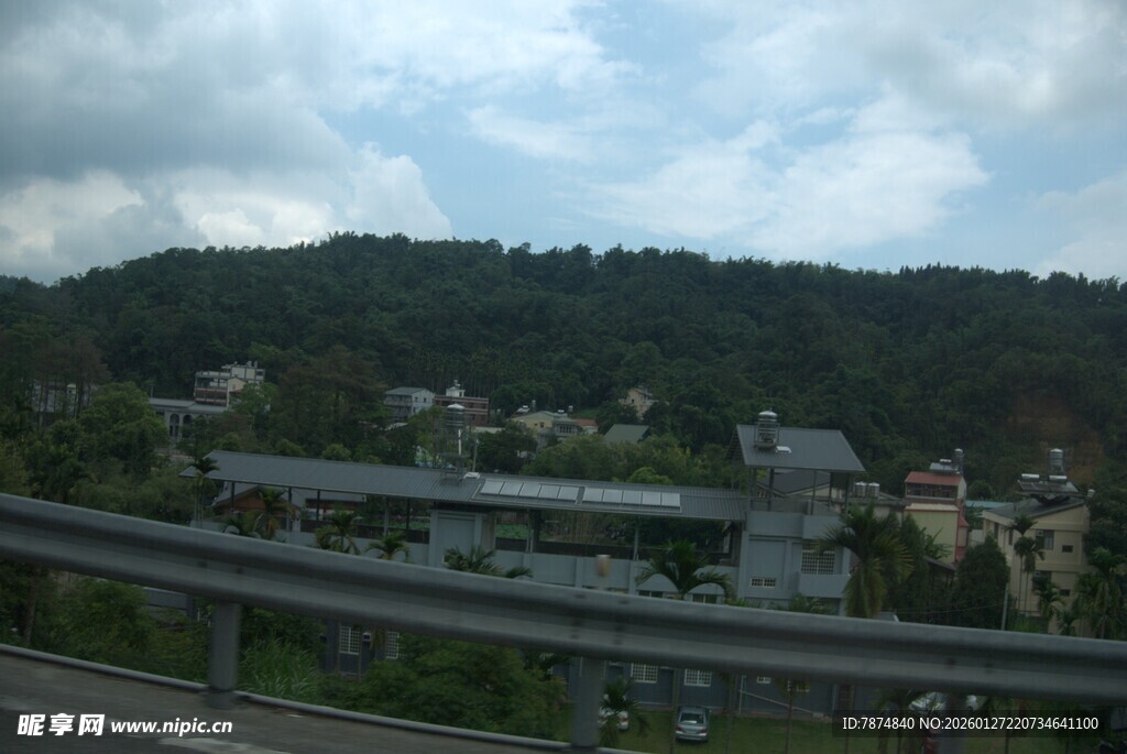公路旁的青山与村落