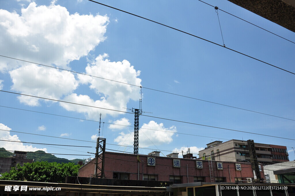 城市上空的蓝天白云景象